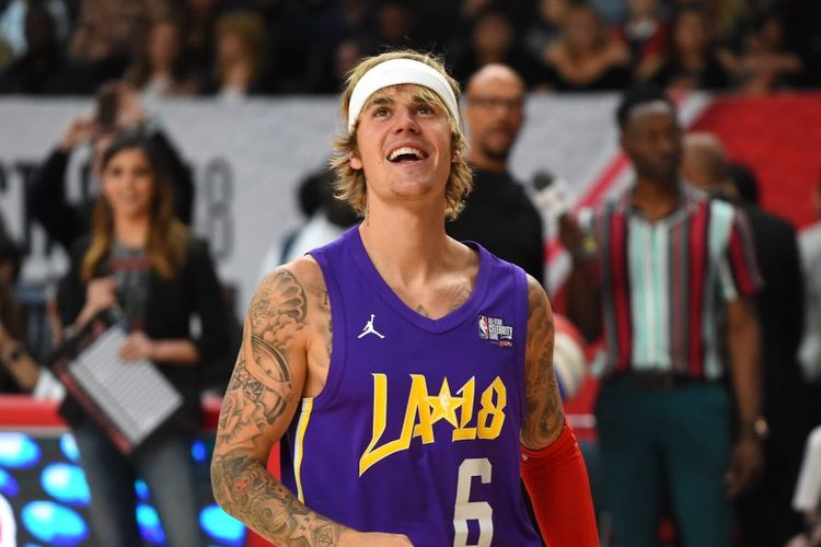 Justin Bieber saat bermain di salah satu pertandingan eksibisi NBA All Star 2018 di Staples Center, Los Angeles, AS.