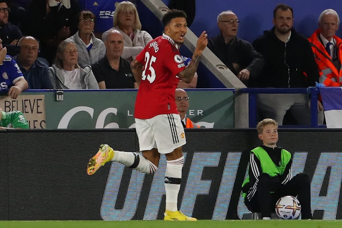 Penyerang Man United, Jadon Sancho, merayakan gol ke gawang Leicester City pada lanjutan laga Liga Inggris di Stadion King Power, Jumat (1/9/2022) dini hari WIB.