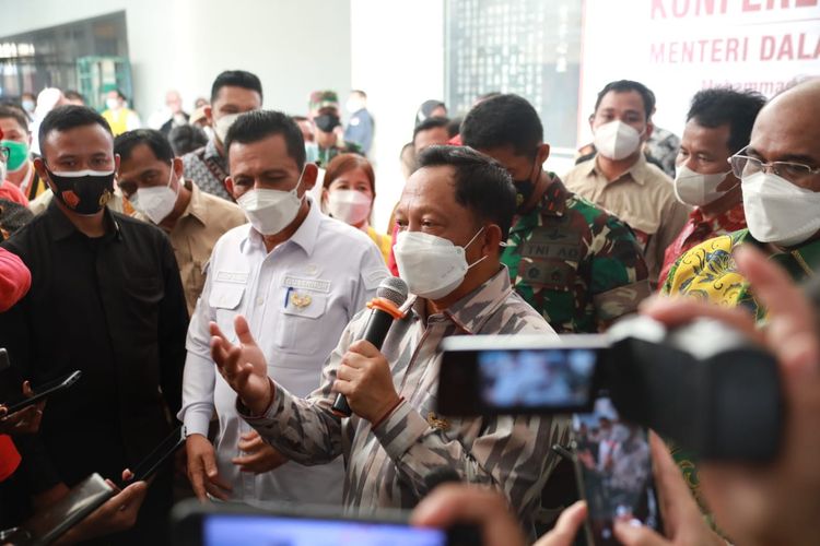 Menteri Dalam Negeri Tito Karnavian memimpin permulaan pelaksanaan vaksinasi Covid-19 booster (penguat) di Kepulauan Riau, Kamis (13/1/2022).