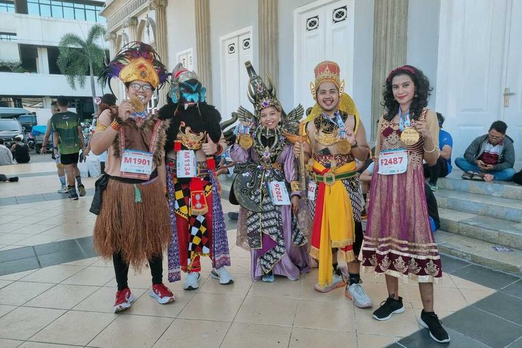 Gambaran keseruan para peserta berkostum unik di event Semarang 1K by Isoplus, Minggu (18/12/2022).