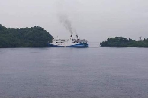 KMP Amadea Kandas Diduga Karena Cuaca Buruk, Penumpang Bertahan di Atas Kapal