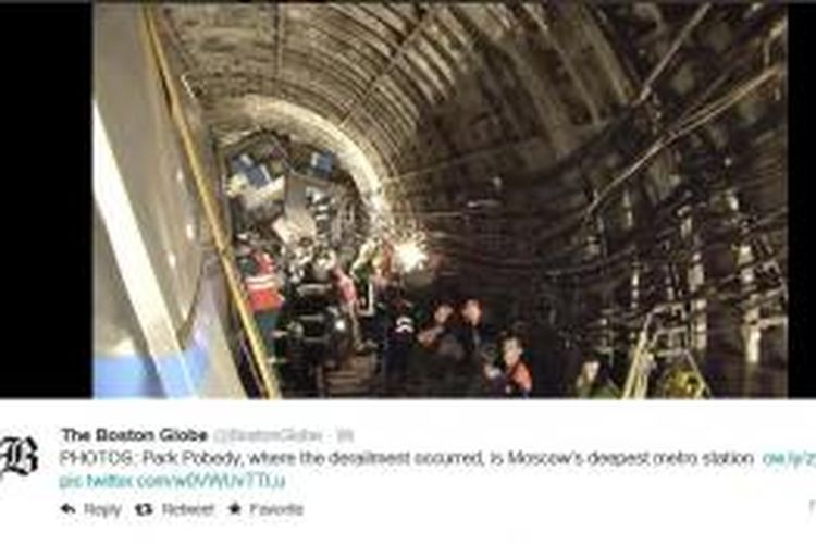 Gambar penyelamatan kereta yang anjlok di Moskwa, Rusia, Selasa (15/7/2014). Setidaknya 20 orang tewas dalam kecelakaan pada jam sibuk ini. Gambar diambil dari laman Boston Globe yang diunggah di akun Twitternya.