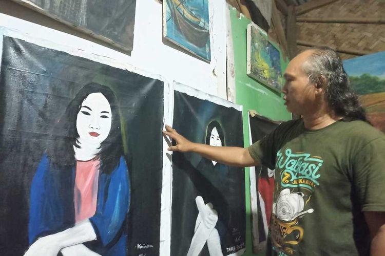 Jack Harris Bonandar, pelukis Karawang, tengah beraksi di sanggar seninya, Selasa (14/6/2022) malam.