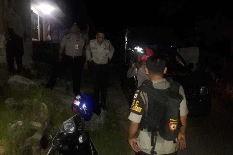 Aparat Polresta Pulau Ambon dan Pulau-Pulau Lease dikerahkan untuk melerai aksi tawuran dua kelompok pemuda di kawasan Air Salobar, Kecamatan Nusaniwe, Ambon, Minggu malam (9/2/2020)