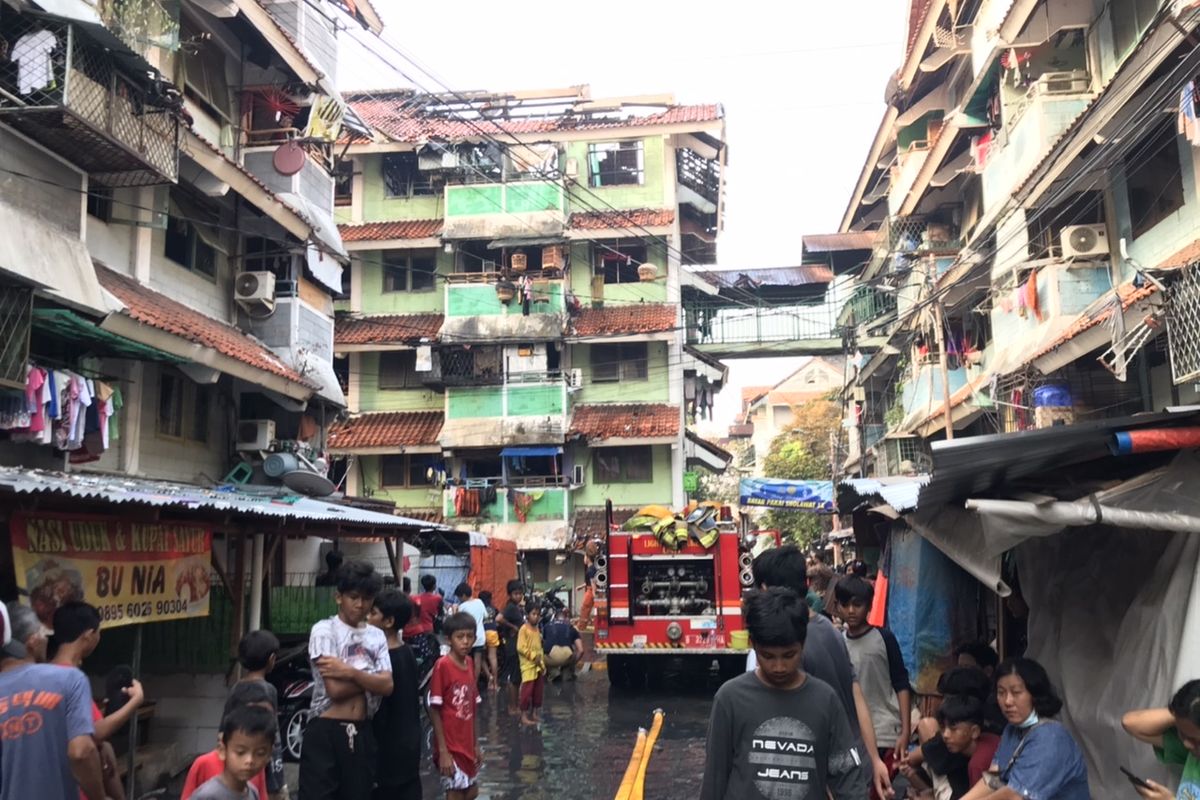 Empat unit rumah di Rumah Susun Tanah Tinggi, Johar Baru, Jakarta Pusat terbakar pada Minggu (10/10/2021) sore.