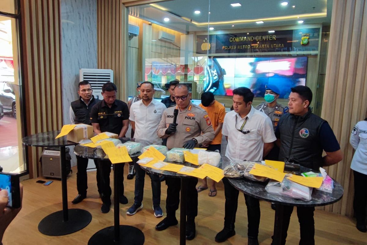 Polisi menangkap kurir sabu berinisial RD yang menyimpan 5,1 kilogram sabu di rumahnya di Koja, Jakarta Utara. Pelaku dihadirkan dalam konferensi pers di Mapolres Metro Jakarta Utara, Senin (21/8/2023). 