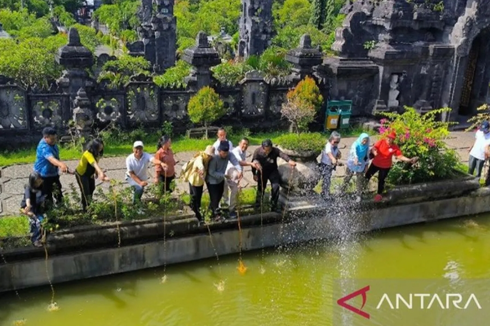 Rawat Bumi, Eco Enzyme Dituangkan di Kolam Monumen Perjuangan Rakyat Bali