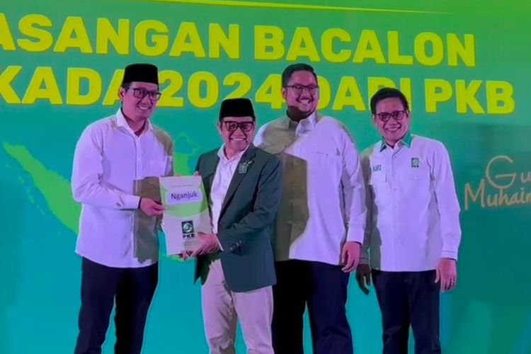 Pasangan Muhammad Muhibbin dan Aushaf Fajr Herdiansyah atau Gus Ibin-Aushaf saat menerima rekom B1-KWK dari Ketua Umum PKB, Muhaimin Iskandar, di Hotel Fairmont Jakarta, Minggu (18/8/2024) kemarin. 