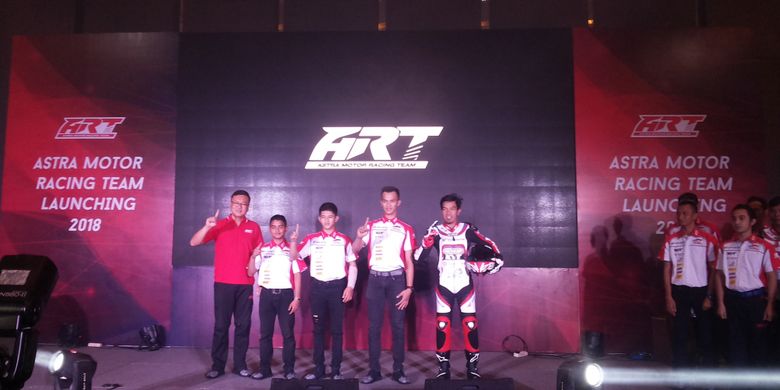 Para pebalap tim Astra Motor Racing Team (ART)  Kalimantan Barat formasi 2018 saat acara perkenalan di Jakarta, Selasa (13/3/2018).