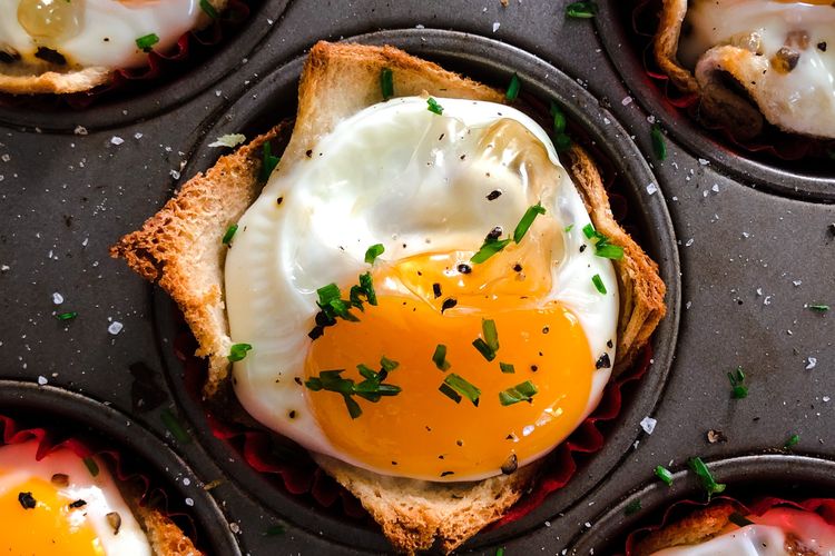 Makan telur bisa berguna untuk menyehatkan mata, meminimalkan risiko katarak.