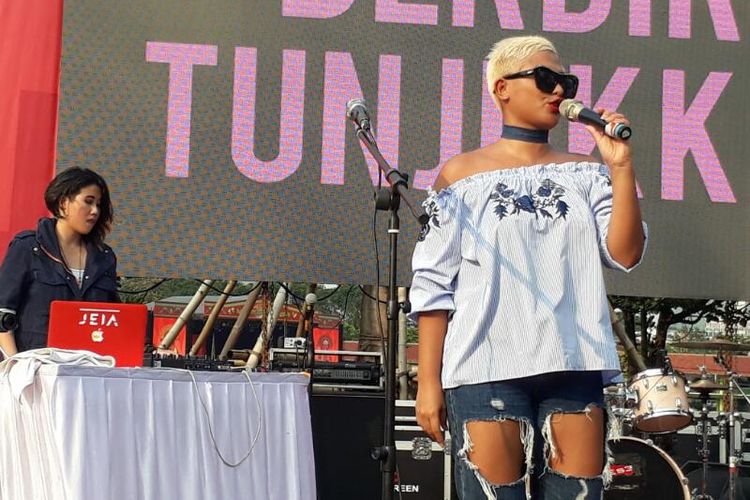 Dira Sugandi saat menyanyikan singel miliknya berjudul Pelangi di acara Jakarta Beragam (JakGram) yang diadakan di Plaza Selatan Gelora Bung Karno, Sabtu (15/4/2017).