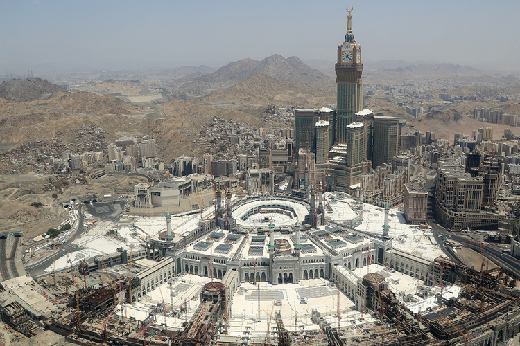 Kompleks Masjidil Haram dengan Makkah di dalamnya di Makkah, Arab Saudi. Gambar diambil pada Selasa (27/6/2023).