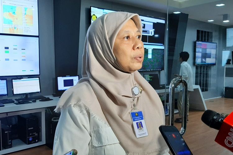 Kepala Balai Penyelidikan dan Pengembangan Teknologi Kebencanaan Geologi (BPPTKG) Yogyakarta, Hanik Humaida saat memberikan keterangan kepada wartawan terkait awan panas letusan Gunung Merapi.