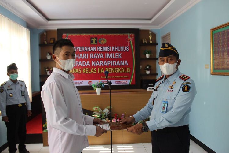 Pemberian remisi kepada narapidana narkoba di Riau pada saat Hari Raya Imlek, Selasa (1/2/2022).