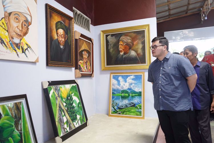 Bupati Kediri Hanindhito Himawan Pramana saat melihat berbagai karya lukisan di Kampung Lukis Ruslan yang menjadi bagian dari Desa Wisata Dawung, Kecamatan Ringinrejo, Kamis (21/3/2023).
