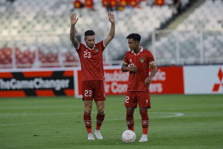 Pemain timnas Indonesia, Marc Anthony Klok dan Pratama Arhan Alif Rifai saat pertandinngan melawan pemain timnas Vietnam pada leg pertama semifinal Piala AFF 2022 di Stadion Utama Gelora Bung Karno (SUGBK), Jakarta, Jumat (6/1/2023). Pertandingan ini berakhir dengan skor 0-0. Artikel ini berisi skenario timnas Indonesia lolos ke final Piala AFF 2022.