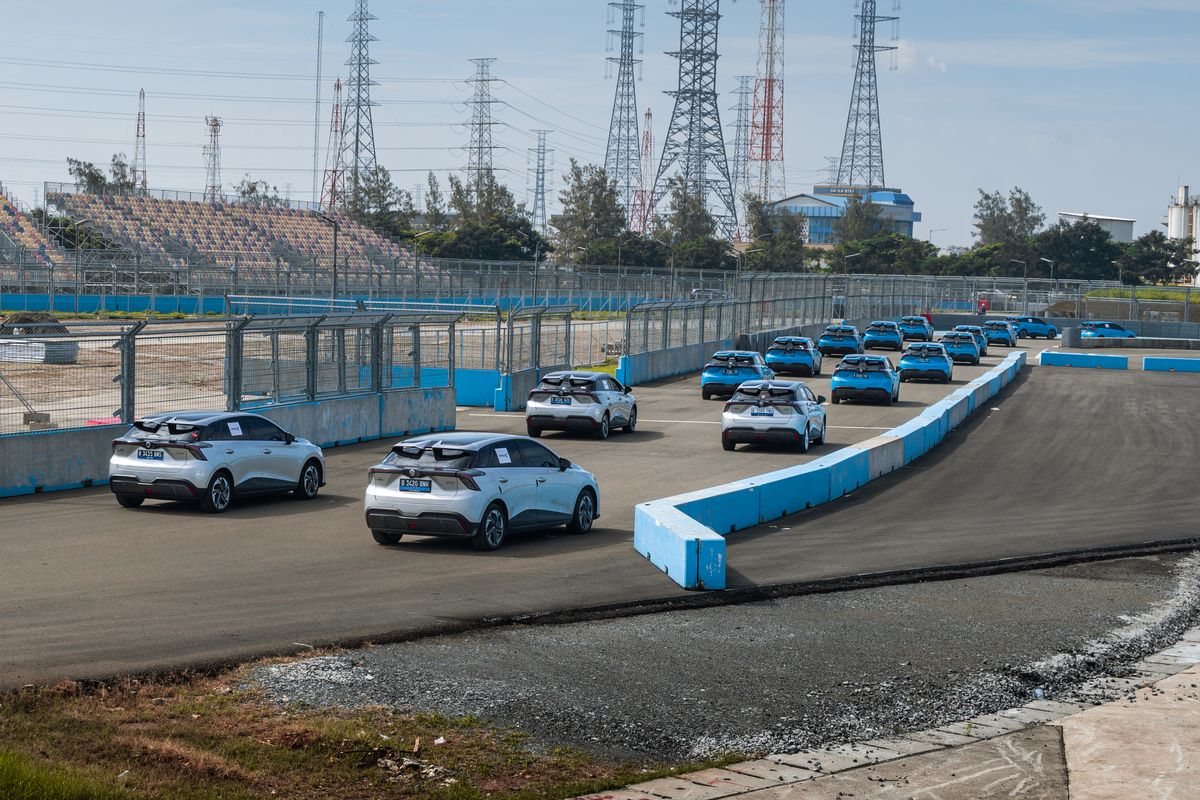 Sebanyak 120 mobil listrik MG konvoi di Sirkuit Ancol dukung Jakarta E-Prix 2025 dan mobilitas hijau.