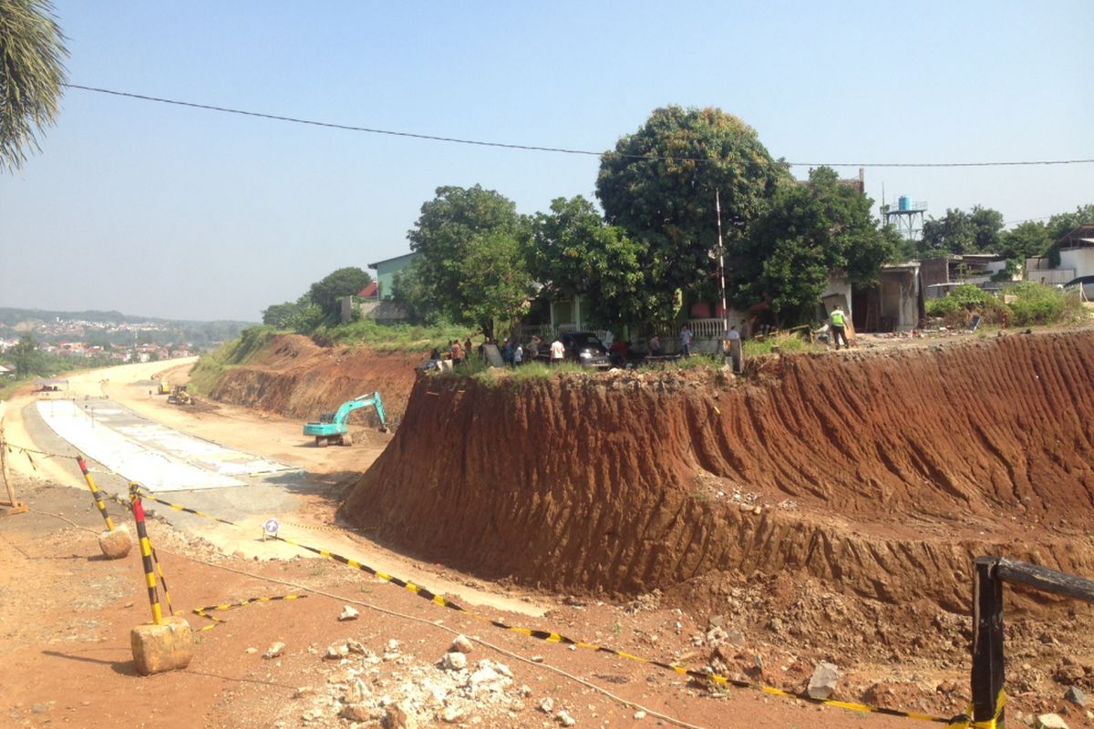 Eksekusi rumah yang berada tepat di tengah jalan tol Semarang-Batang di Kelurahan Tambakaji, Kota Semarang, Kamis (3/5/2018). 