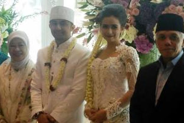 Hatta Rajasa dan istri, Oktiniwati Rajasa, berfoto bersama pasangan artis pengantin baru Hengky Kurniawan dan Sonya Fatmala, usai akad nikah di Hotel Santika TMII, Jakarta Timur, Kamis (23/4/2015).