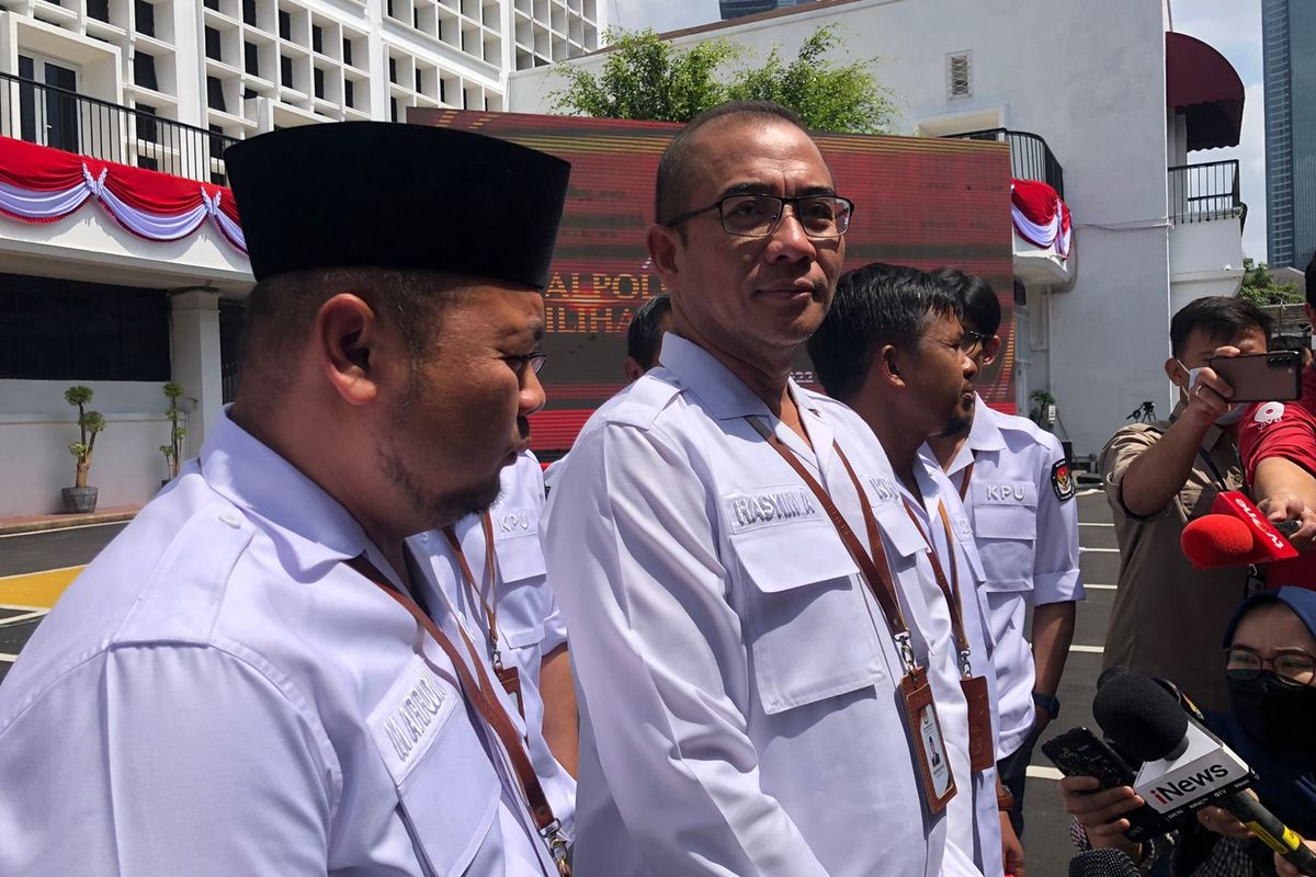 General Elections Commission (KPU) Chairperson Hasyim Asy'ari (C) speaks to reporters on the first day of the party registration period for the 2024 General Elections in Jakarta on Monday, August 1, 2022.  