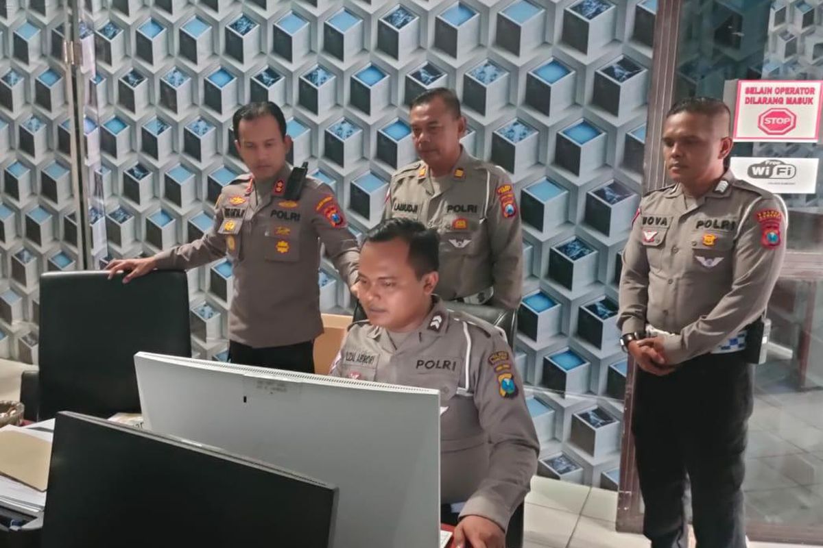 Anggota Satlantas Polres Sumenep saat memantau pelanggaran lalu lintas melalui kamera pengintai dengan sistem tilang elektronik (e-tilang) atau Electronic Traffic Law Enforcement (ETLE), Selasa (1/11/2022). 