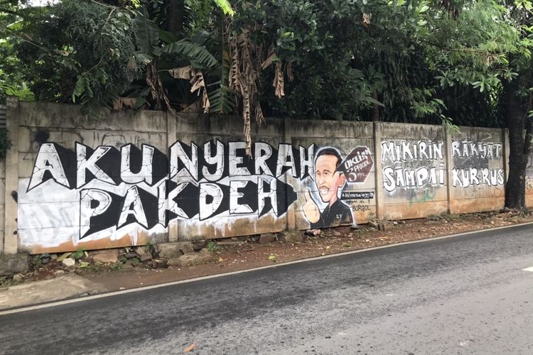 Sebuah mural yang menggambarkan sosok Presiden Jokowi di sebuah tembok di Jalan Kebagusan Raya, Kebagusan, Pasar Minggu, Jakarta Selatan pada Selasa (31/8/2021).