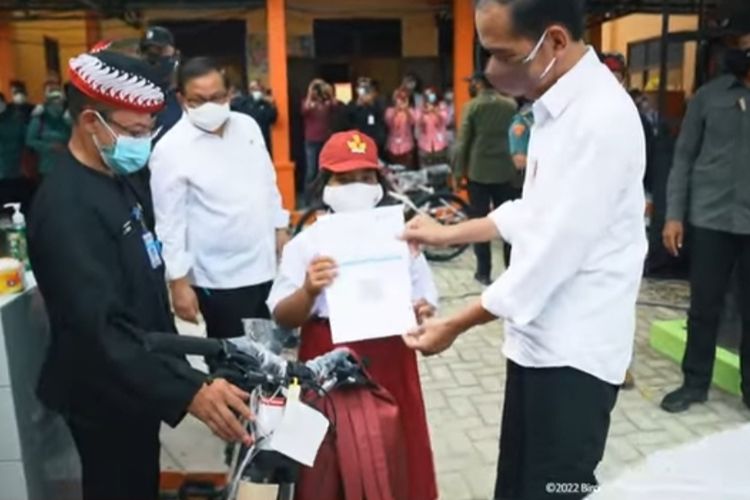 Presiden Joko Widodo bersama Sekretaris Kabinet Pramono Anung menyerahkan hadiah sepeda untuk siswi SDN 3 Nglinduk, Kabupaten Grobogan yang berhasil menjawab pertanyaan soal 3M, Rabu (5/1/2022).