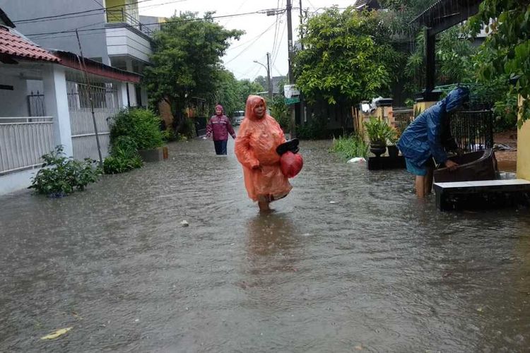 Banjir setinggi 30 cm menggenangi perumahan di Ciledug, Tangerang pada Rabu (1/1/2020)