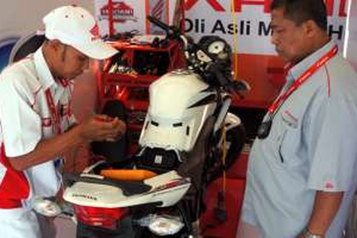 Salah satu mekanik Honda berlomba dalam ajang kompetisi Honda Indonesia Technical Skill Contest. AHM mengirimkan 2 mekanik yang menjadi juara pertama dari Honda Indonesia Technical Skill Contest tingkat nasional pada 5 tahun terakhir penyelenggaraannya untuk berkompetisi dalam Honda Asia & Oceania Motorcycle Technician Skill Contest 2016 di Vietnam (14-16/12).