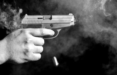 Ilustrasi penembakan. Mantan suami arti DL dan CK yang berinisial GS melakukan aksi penembakan terhadap temannya sendiri, AM.