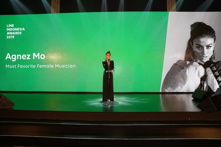 Penyanyi Agnez Mo menerima penghargaan Most Favorite Female Musicians dalam acara LINE Indonesia Awards 2019 yang digelar pada Selasa (17/12/2019).