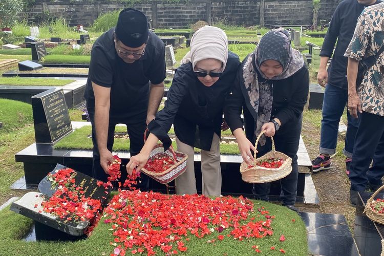 Rano Karno Ziarah ke Makam Orangtua di TPU Tanah Kusir