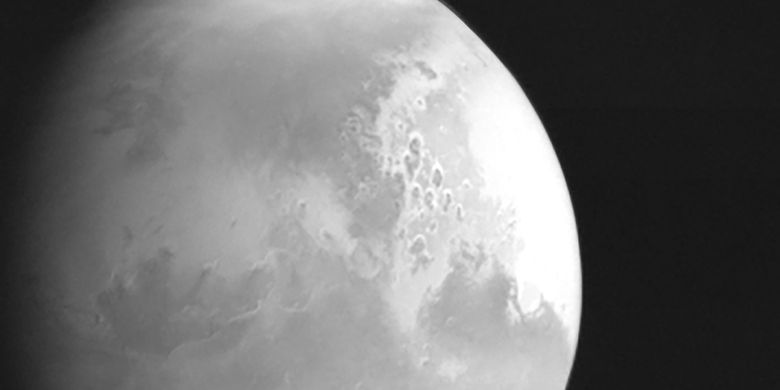 Gambar foto pertama planet Mars yang diambil pesawat ruang angkasa China, Tianwen-1. 
