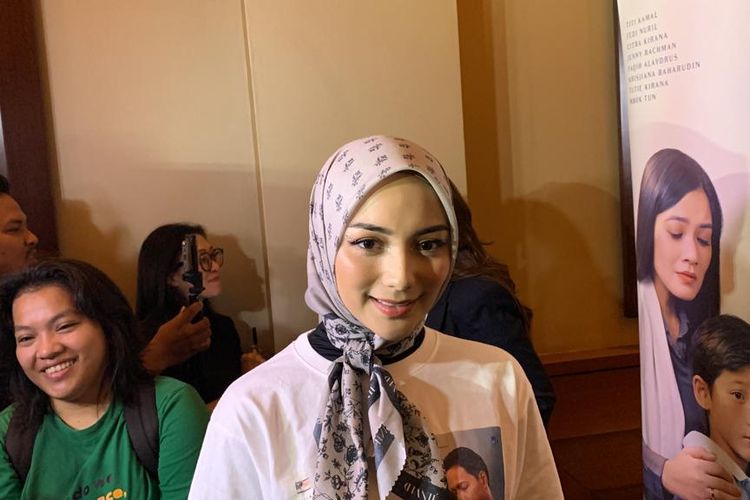Aktris Citra Kirana ditemui usai menghadiri konferensi pers film Air Mata di Ujung Sajadah di kawasan Senayan, Jakarta Pusat, Jumat (4/8/2023). 