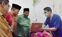 Jenguk Siswi SMK di Ciamis Korban Penyerangan Orang Misterius, Wagub Uu Sampaikan Pesan Ini