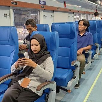 Sejumlah penumpang menunggu keberangkatan di kereta ekonomi New Generation KA Gaya Baru Malam Selatan di Stasiun Gubeng Surabaya, Sabtu (16/3/2024). 