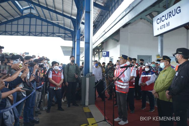 Menteri Perhubungan Budi Karya Sumadi saat melakukan inspeksi uji coba pengoperasian jalur ganda kereta api Bogor di Stasiun Paledang?Stasiun Cicurug, Kabupaten Sukabumi pada Minggu (3/4/2022).