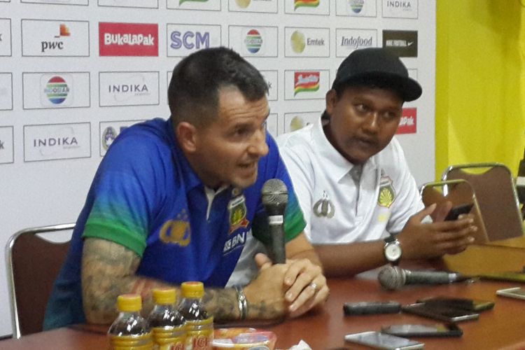 Pelatih Bhayangkara FC, Simon McMenemy, dalam konferensi pers usai ditahan imbang Arema FC dalam fase Grup E Piala Presiden di Stadion Kanjuruhan, Kabupaten Malang, Selasa (30/1/2018).