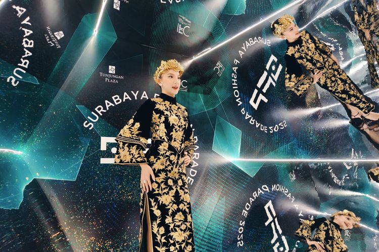 Salah satu karya desainer yang mengisi Surabaya Fashion Parade (SFP) 2025 bertema memasuki usia ke-18 tahun dengan tema ?Rebellion? yang berlangsung di Tunjungan Plaza 3 Level 6 pada 14-16 November 2025.