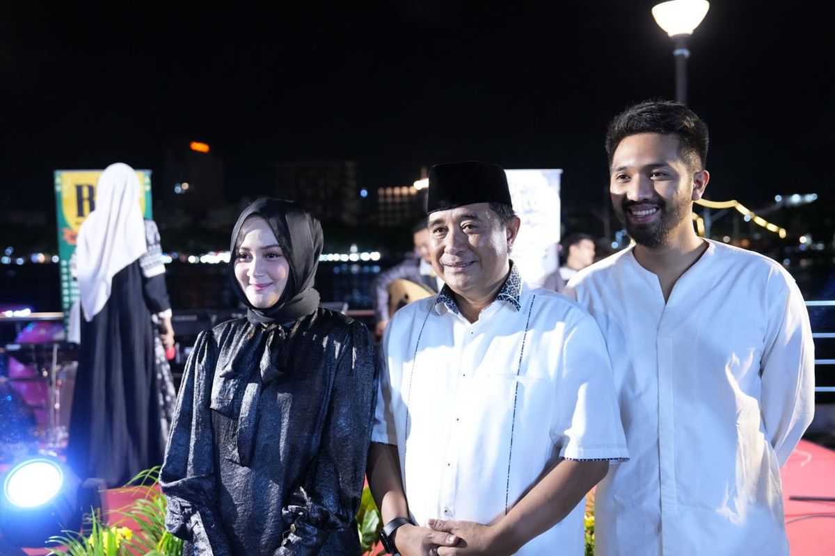 Penjabat (Pj) Gubernur Sulawesi Selatan (Sulsel) saat berfoto bersama konten kreator pada acara buka puasa dan silaturahi bersama influencer di Lego-lego, Kawasan CPI Kota Makassar, Kamis (4/4/2024)