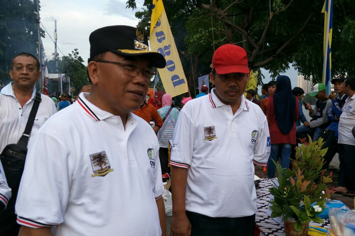 Wali Kota Jakarta Utara, Husein Murad ketika hadir di acara lomba bakar ikan laut untuk menyambut pergantian tahun 2018. Lomba digelar di sepanjang Jalan Danau Sunter Selatan, Jakarta Utara, Minggu (31/12/2017).