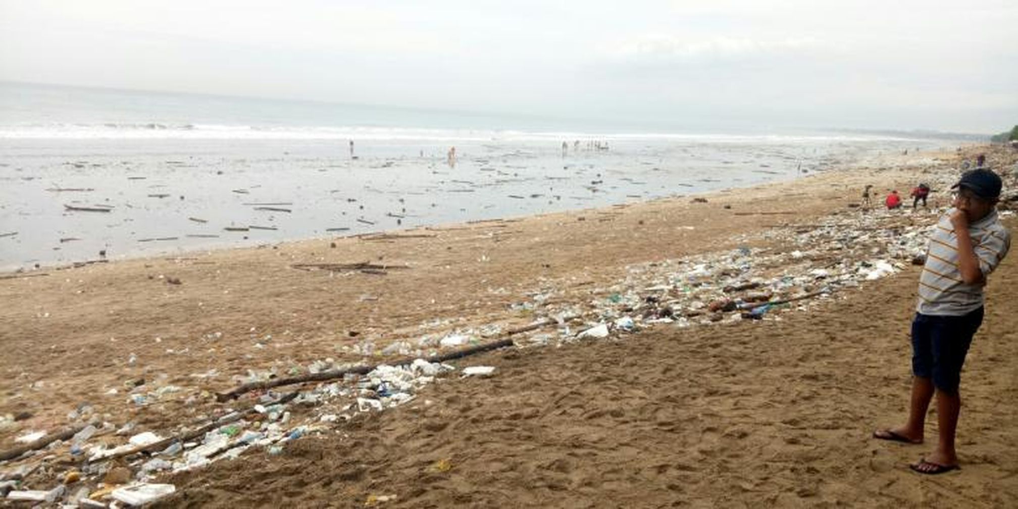 Wisatawan Keluhkan Banyaknya Sampah Di Pantai Kuta