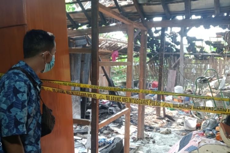 Garis polisi dipasang di rumah milik Sukijan, lokasi terjadinya ledakan bahan-bahan pembuatan petasan di Desa Karang Pakis, Kecamatan Kabuh, Kabupaten Jombang, Jawa Timur.