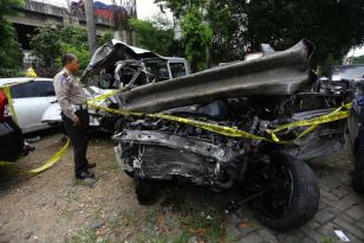 Mobil Lancer yang mengalami kecelakaan dengan di Tol Jagorawi KM 8, terparkir di Kantor Satuan Wilayah Lalu Lintas (Satwil Lantas) Polres Metro Jakarta Timur di Kebon Nanas, Minggu (8/9/2013). 