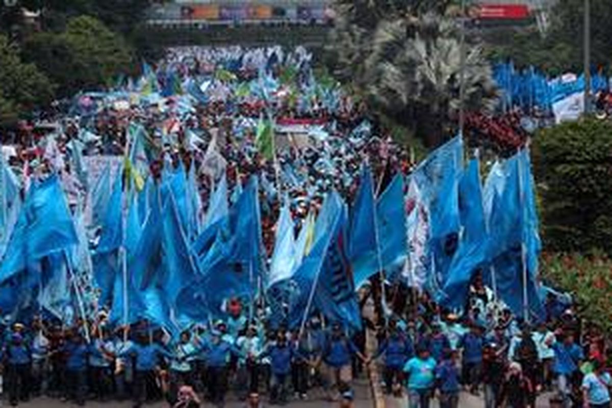 Puluhan ribu buruh melakukan long march menuju Istana Negara, Jakarta Pusat, Rabu (1/5/2013). Mereka datang dari sejumlah daerah di sekitar Jakarta untuk memeringati Hari Buruh yang jatuh pada hari itu.
