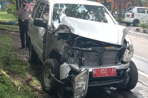 Diduga Kurang Hati-hati, Mobil Pelat Merah di Kota Malang Tertabrak Kereta Pengangkut BBM