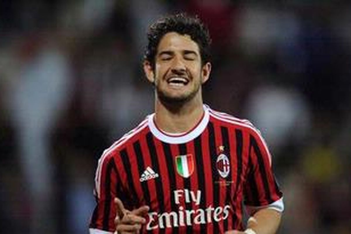 Penyerang AC Milan, Alexandre Pato, merayakan golnya ke gawang Paris Saint Germain, pada pertandingan Dubai Cup, di Al-Rashid Stadium, Dubai, Rabu (4/1/2012). 