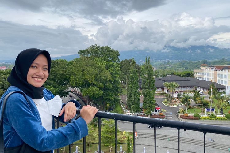 Pemandangan dari balkon puncak menara Jam Gadang di Bukittinggi, Sumatera Barat. 