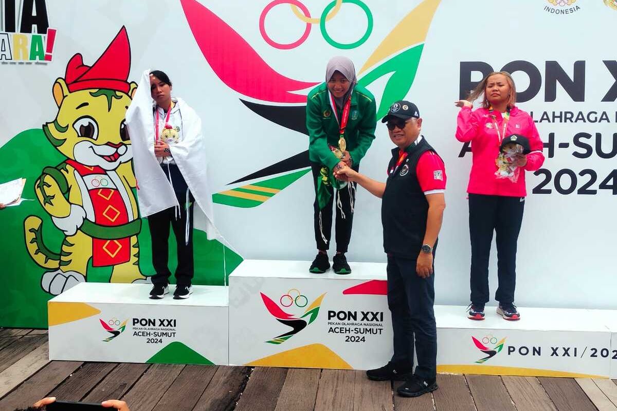 Atlet renang asal Jawa Timur, Adinda Larasati Dewi Kirana (24), meraih medali emas nomor 10.000 meter di PON XXI 2024 di Perairan Danau Toba, Parapat, Kabupaten Simalungun, Sumatera Utara, Selasa (10/9/2024).