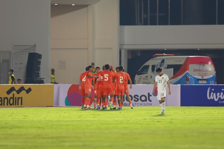 Pemain Timnas U23 India merayakan gol pada laga persahabatan Timnas U23 Indonesia vs India di Stadion Madya, Jakarta, Senin (13/10/2025).